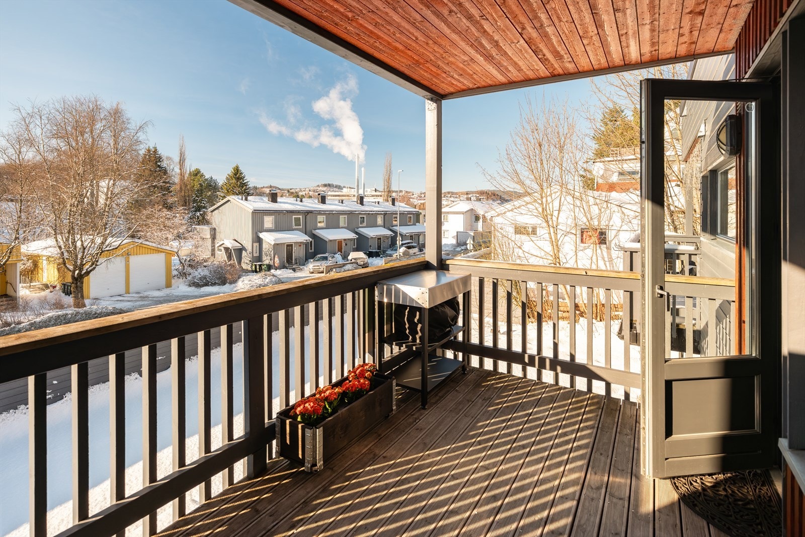 Det er nærhet til både skole og barnehage. Kun 5 minutters gange fra boligen finner man dagligvarebutikk. Galleribilde
