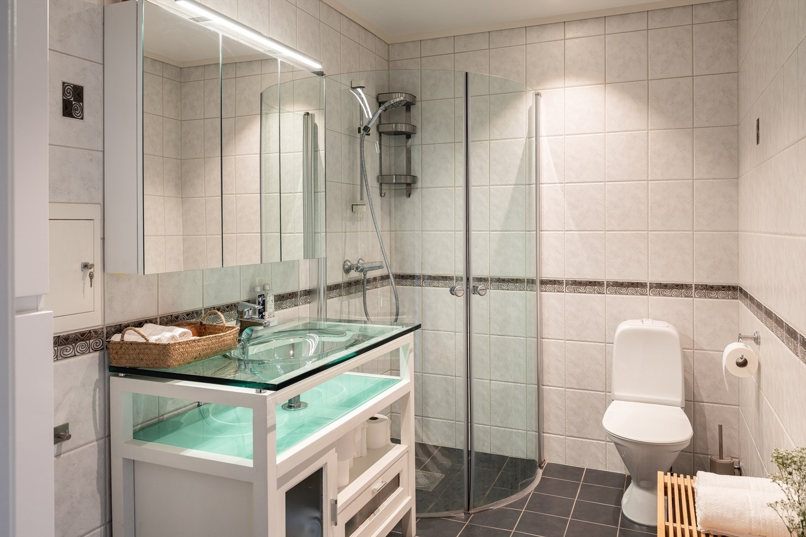 Det er svært god plass til oppbevaring med både høyskap og praktiske skuffer i baderomsinnredning. Videre er det oppbevaring bak speildører. Galleribilde