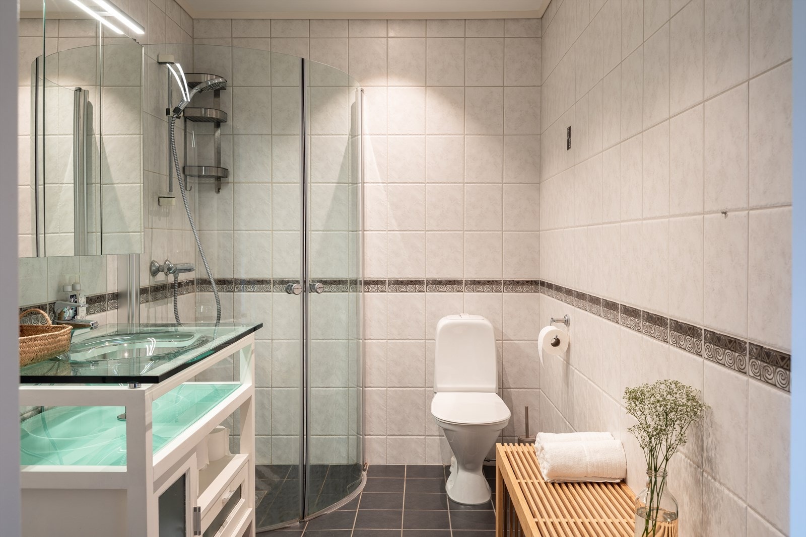 Pent flislagt baderom på 5m². Her får du en rekke gode kvaliteter som blant annet innfellbare dusjdører og varme i gulv. Galleribilde