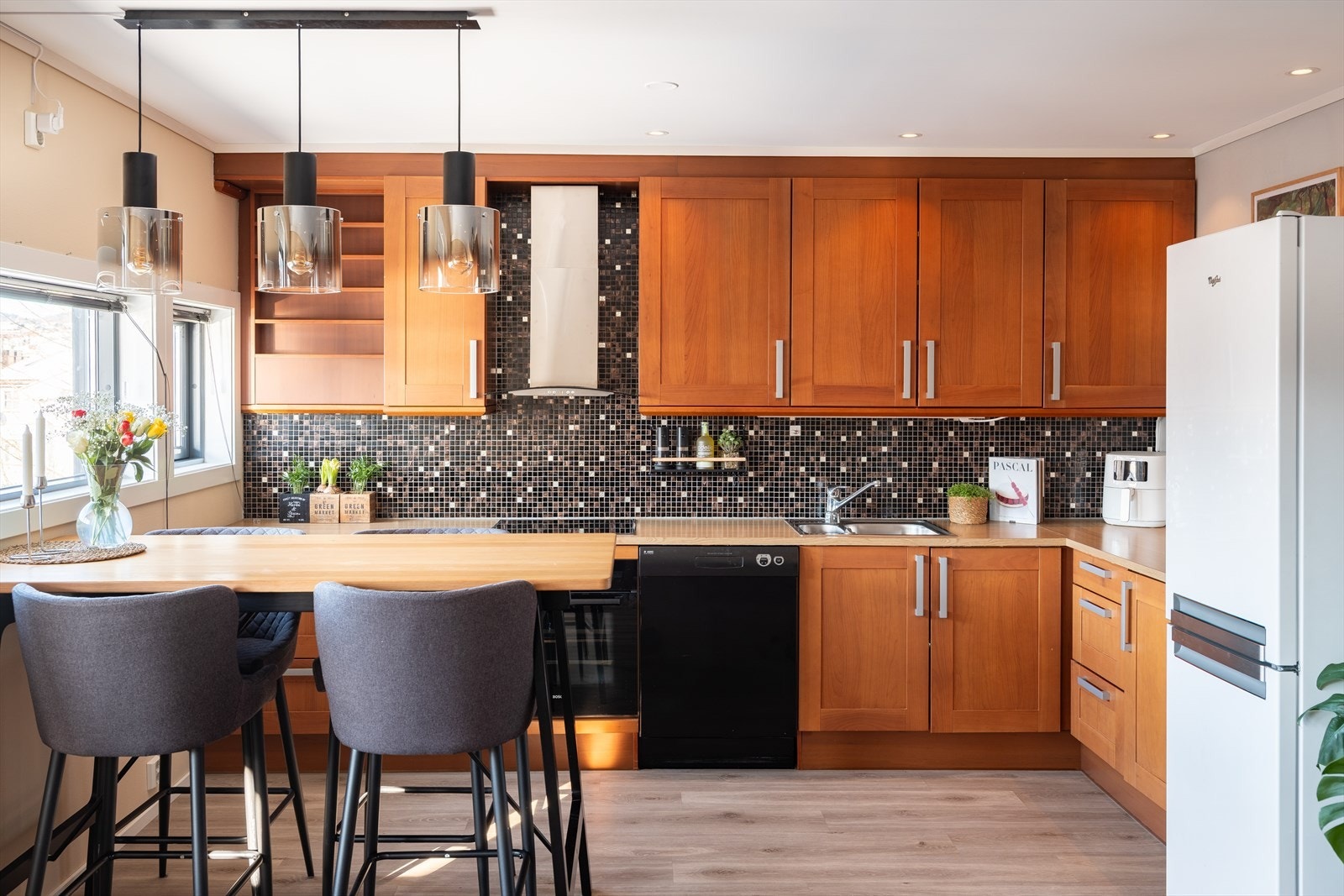 Den åpne stue- og kjøkkenløsning gir en romslig følelse. Galleribilde