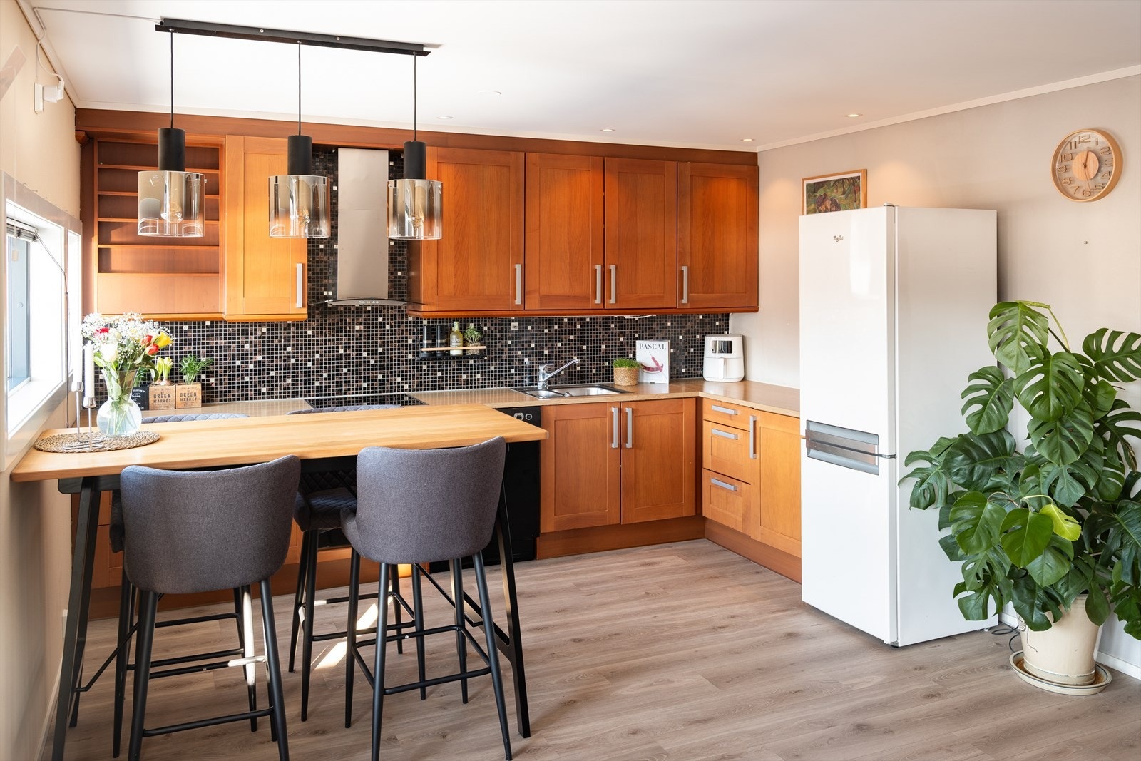 Det er mye inkludert i de månedlige felleskostnadene med blant annet betjening av fellesgjeld, kommunale avgifter, tv, internett mm. Galleribilde