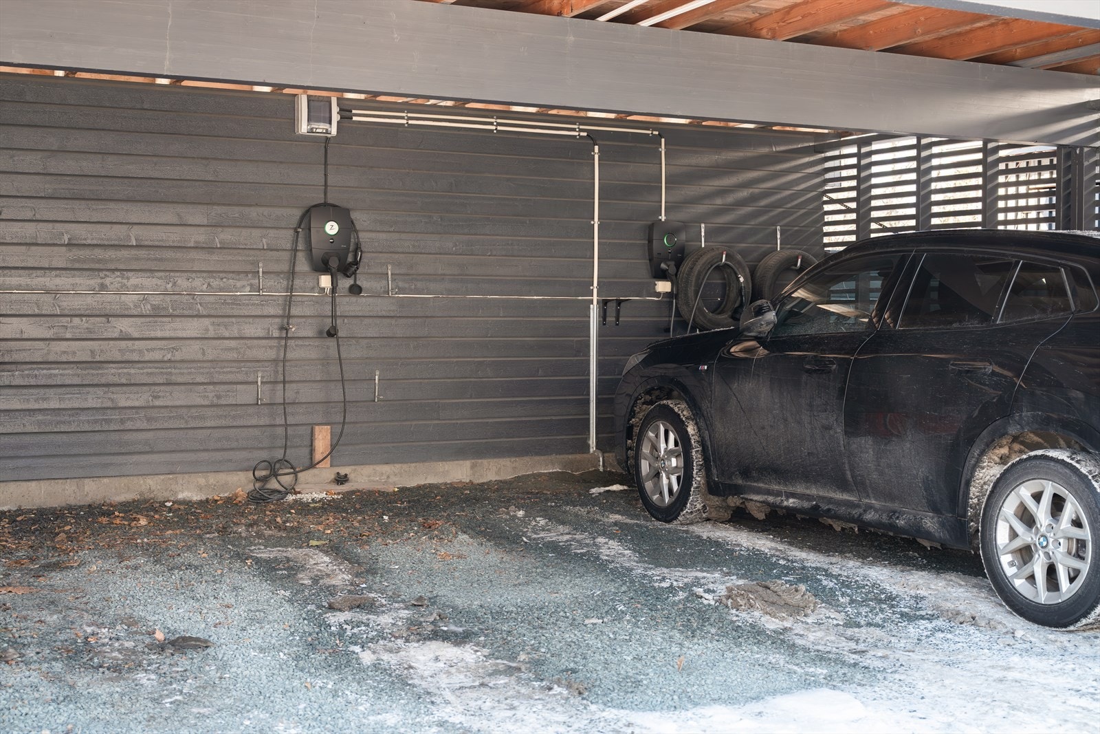 Parkeringsplassen har ferdigmontert elbillader. Galleribilde