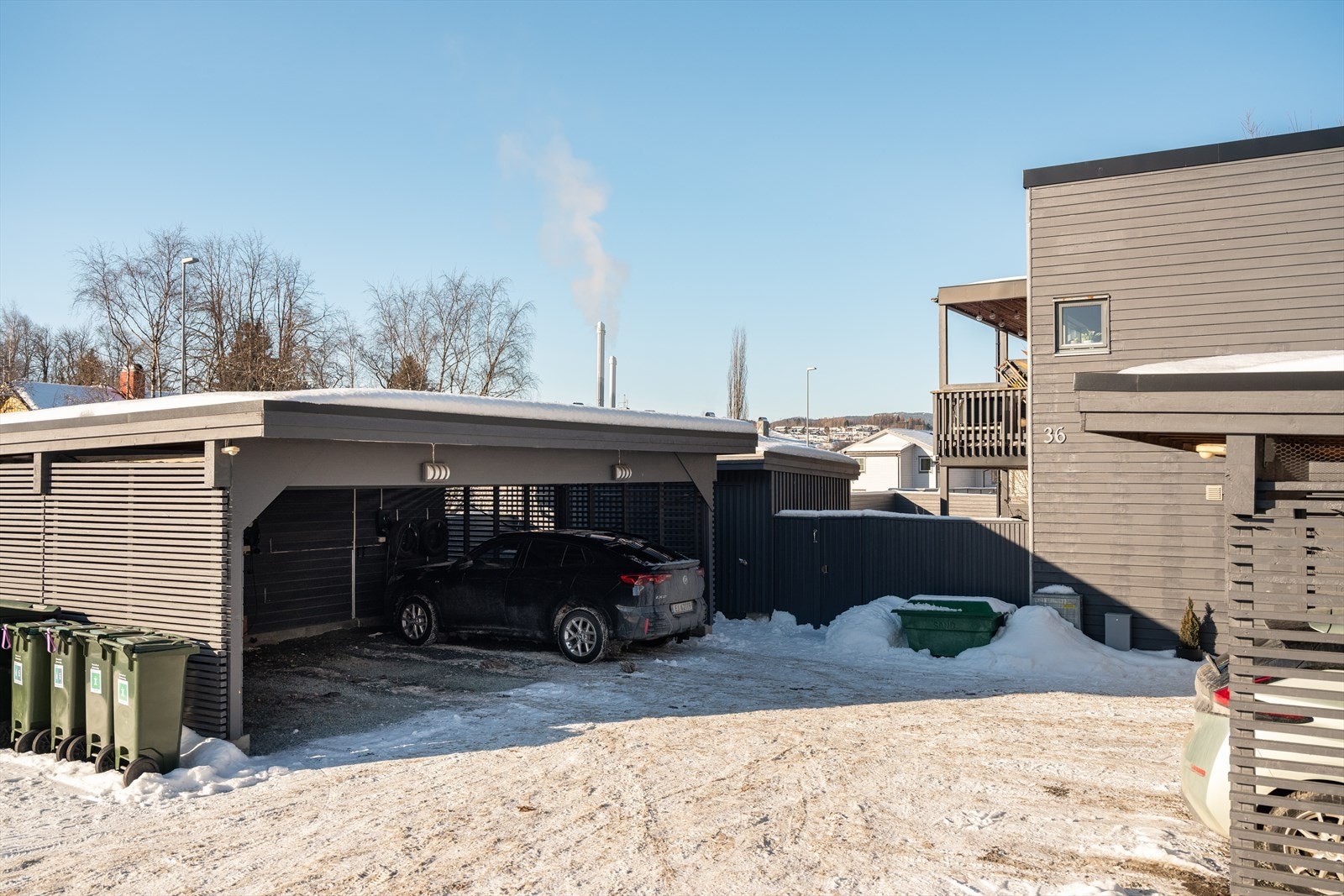 Leiligheten disponerer en parkeringsplass i carport. Det er også tre gjesteparkeringsplasser. Galleribilde