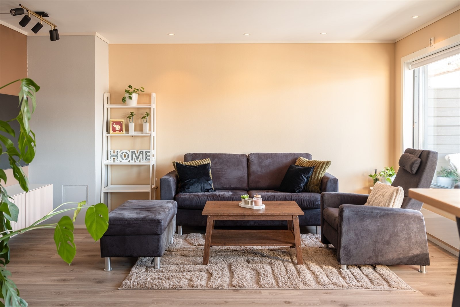 Her får du en romslig og innbydende 3-romsleilighet beliggende i et rolig og familievennlig område. Galleribilde