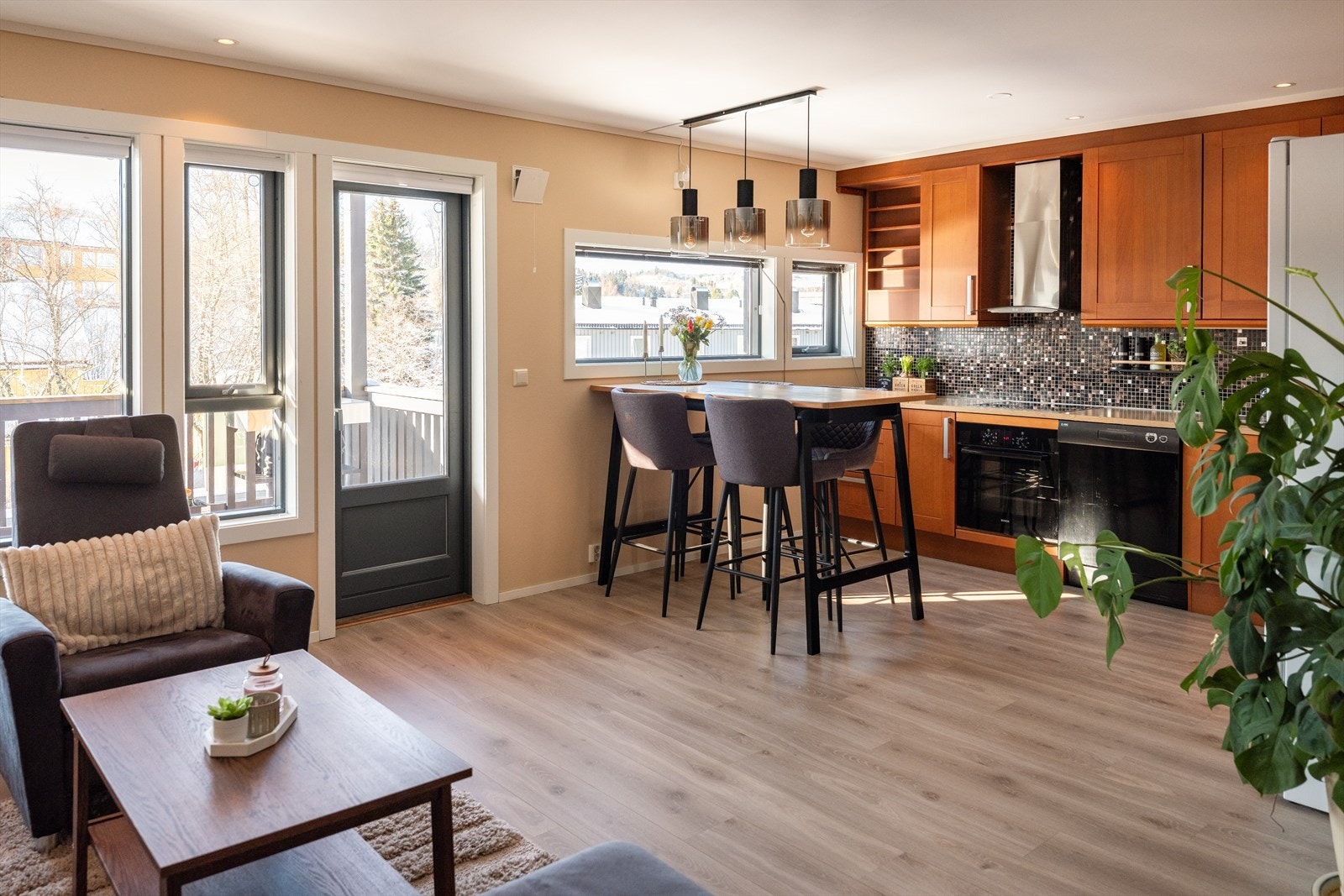 Fra stue er det adkomst til sørvestvendt balkong med ettermiddags- og kveldssol. Galleribilde