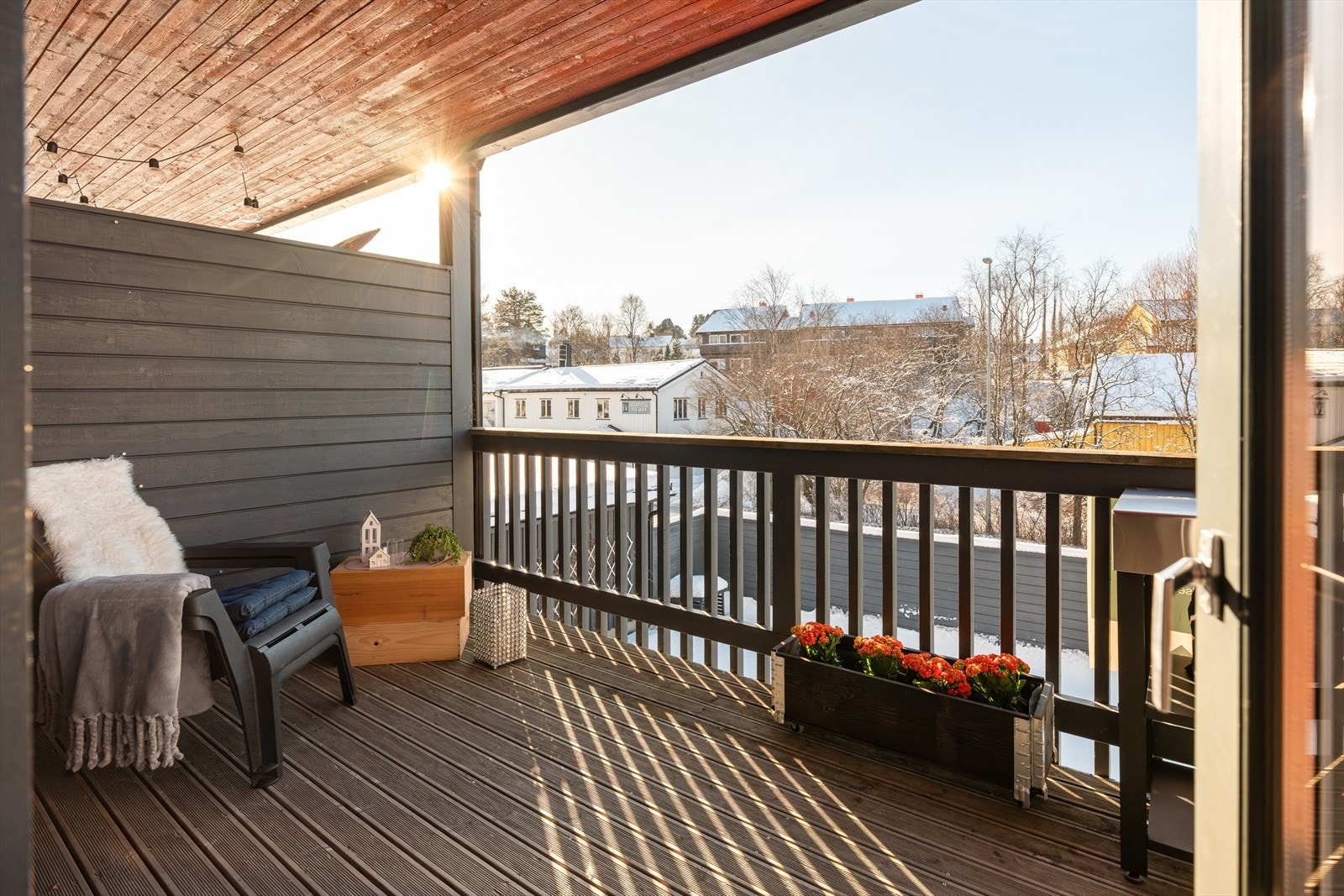 Balkongen er på på 8m² og og har en levegg mot nabo som begrenser innsyn. Galleribilde