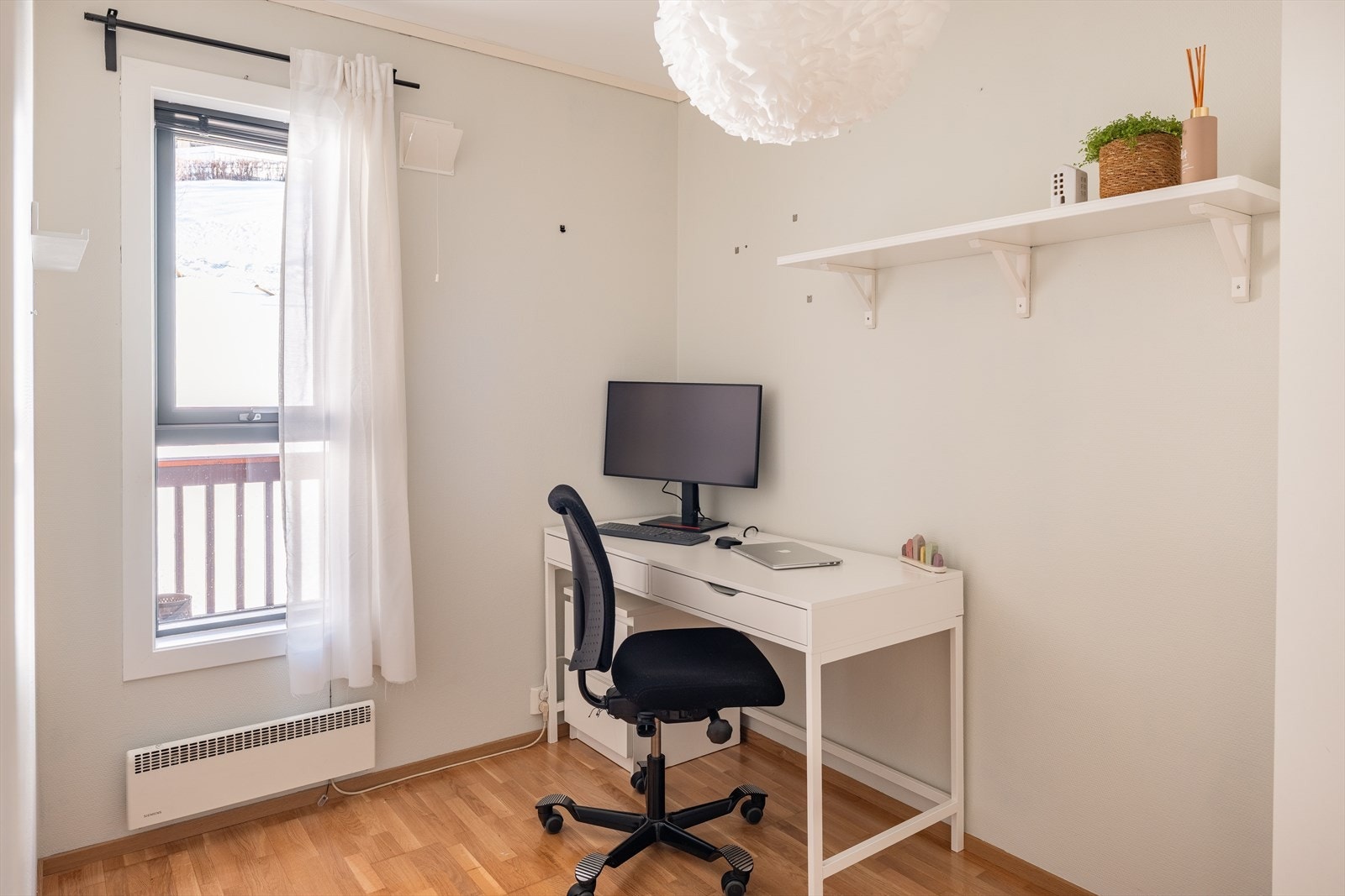 Det andre soverommet er på 6,5m². Rommet blir i dag benyttet som kontor. Galleribilde