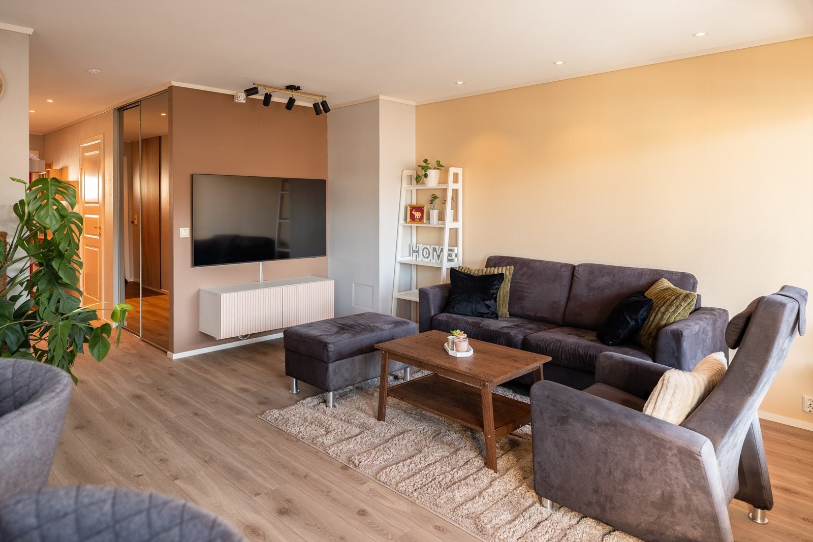 Stue- og kjøkkendelen strekker seg over 27m² og byr på mange møbleringsmuligheter. Galleribilde