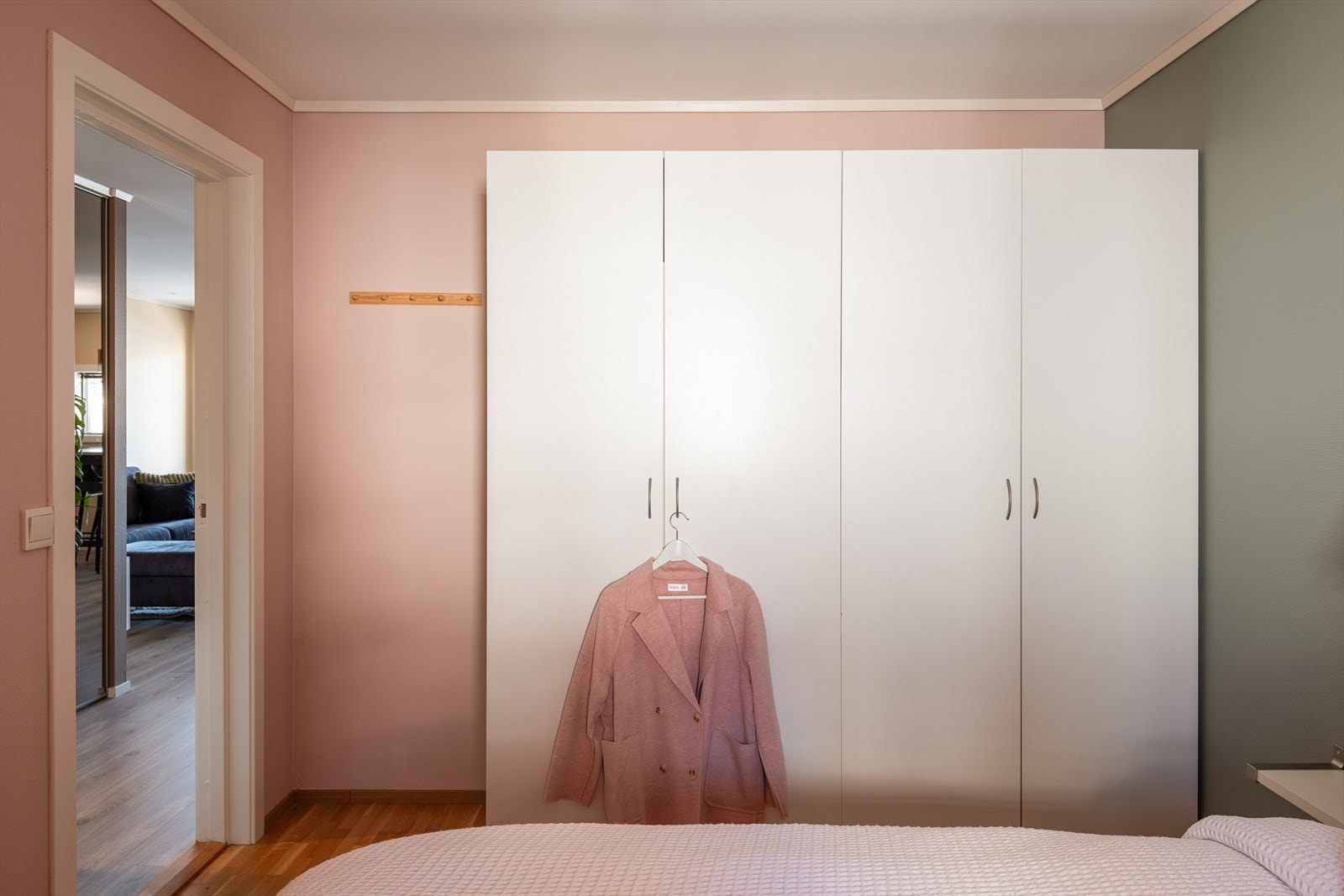 Soverommet innehar et romslig garderobeskap som medfølger handelen. Galleribilde