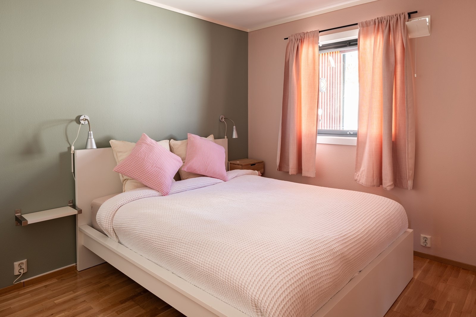 Hovedsoverommet er av svært god størrelse og har et areal på 10,5m². Vinduet vender mot rolig bakgård som sørger for begrenset med støy. Galleribilde