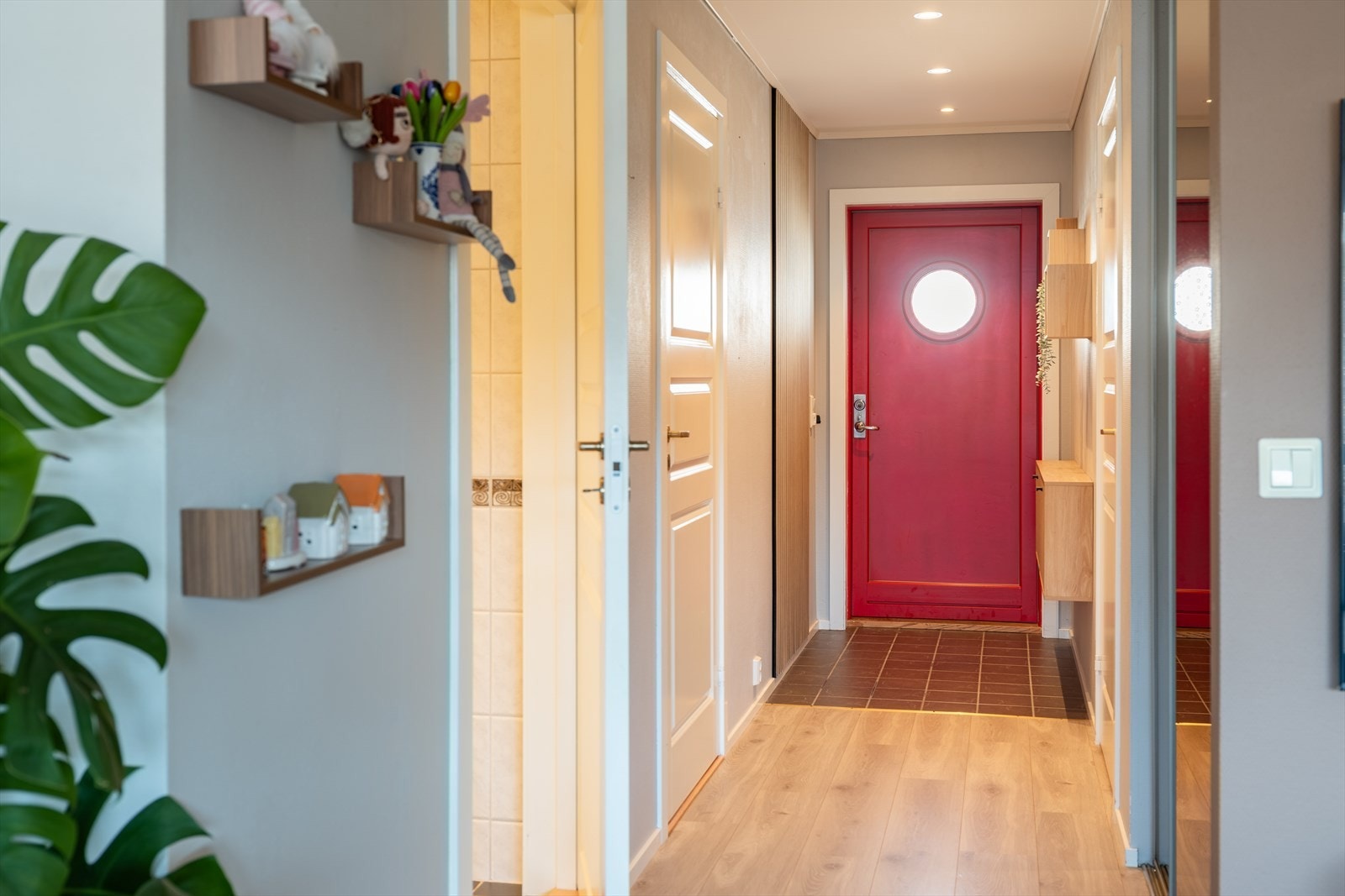 Når man kommer inn i boligen trer man inn i en praktisk flislagt entré hvor man kan henge fra seg yttertøy. Galleribilde