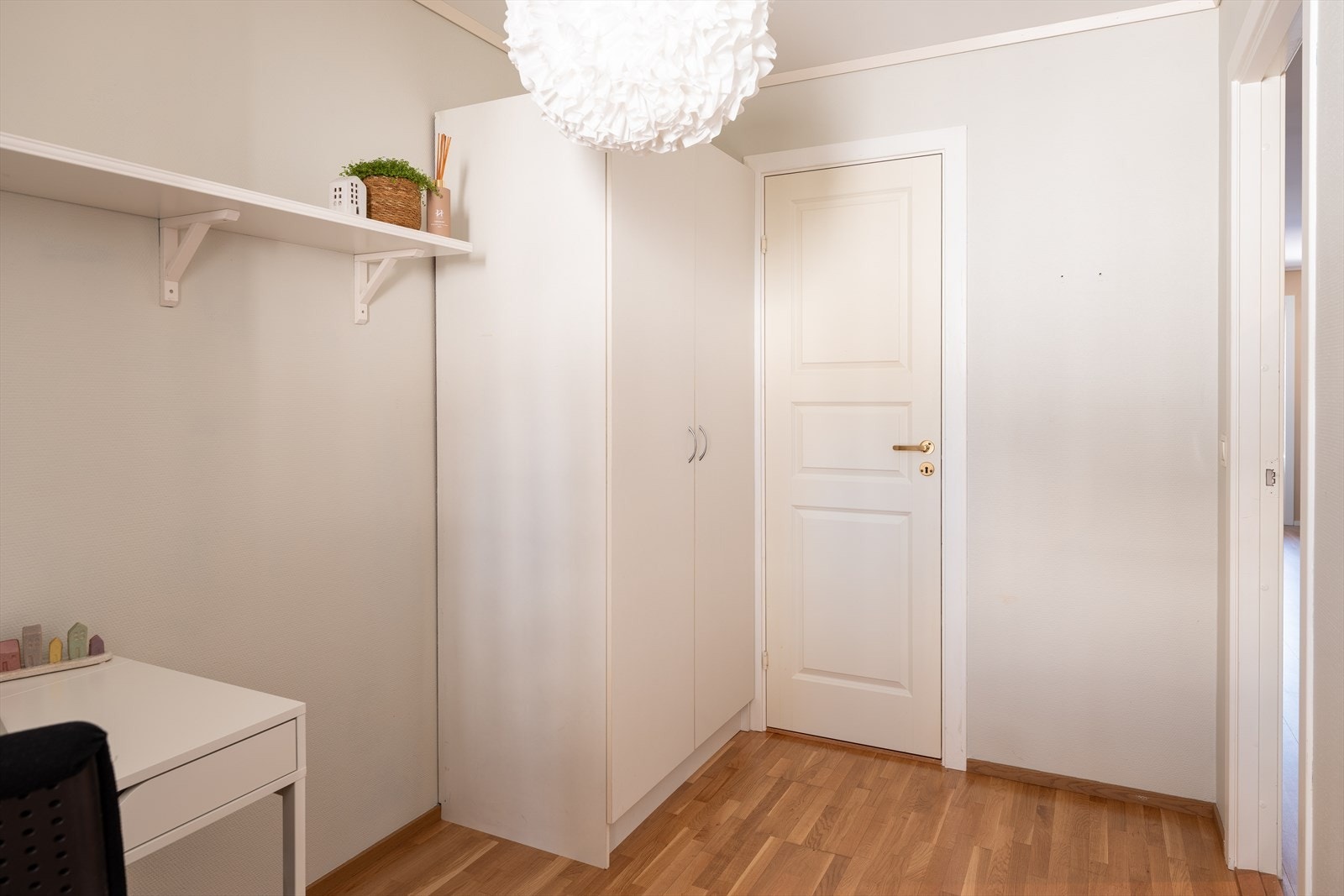 Med inngang fra soverommet ligger det ett vaskerom på 2m² som har opplegg for vaskemaskin. Galleribilde