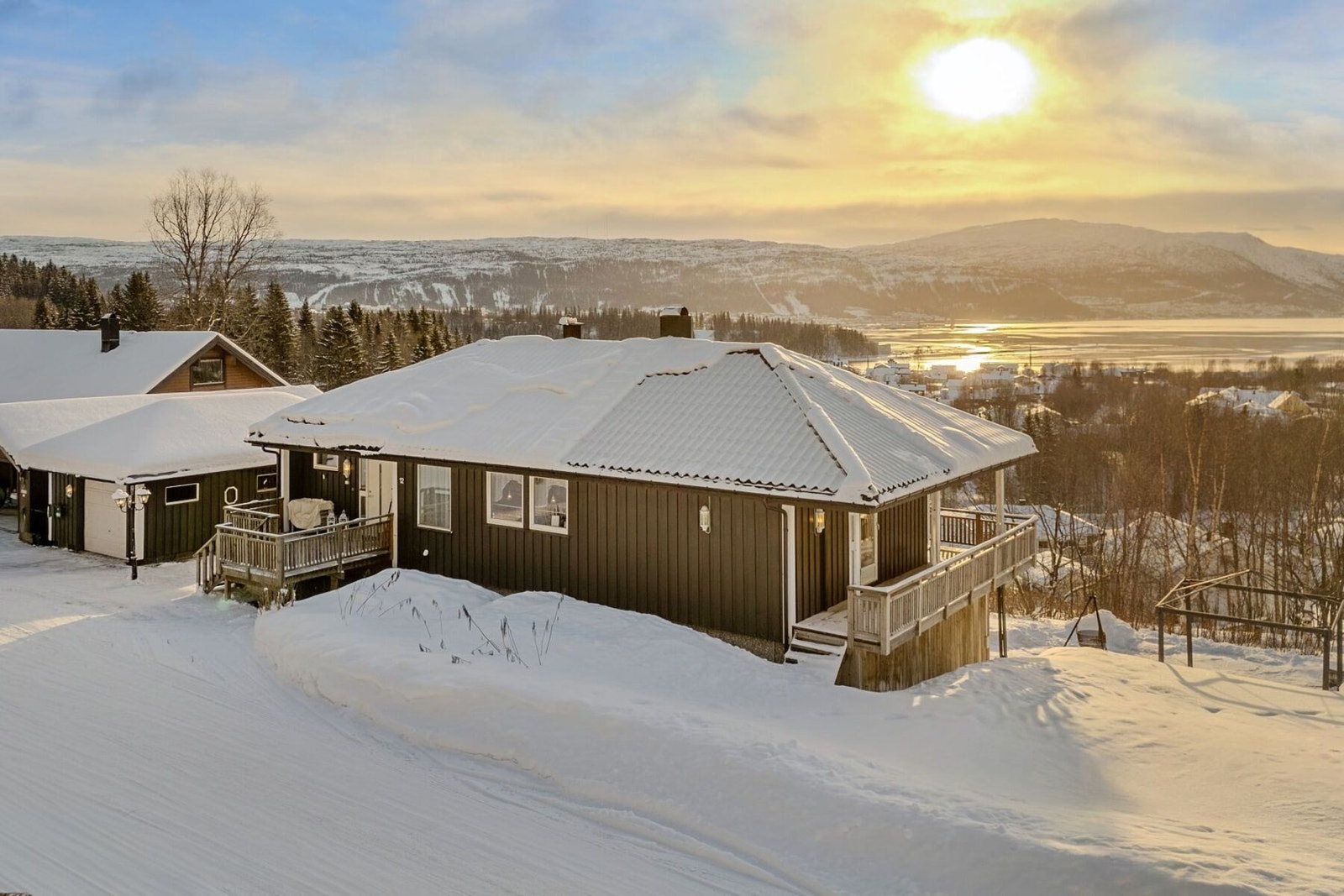Eiendomsmegler 1 v/Tina Jakobsen har gleden av å presentere Slettbakken 12 Galleribilde