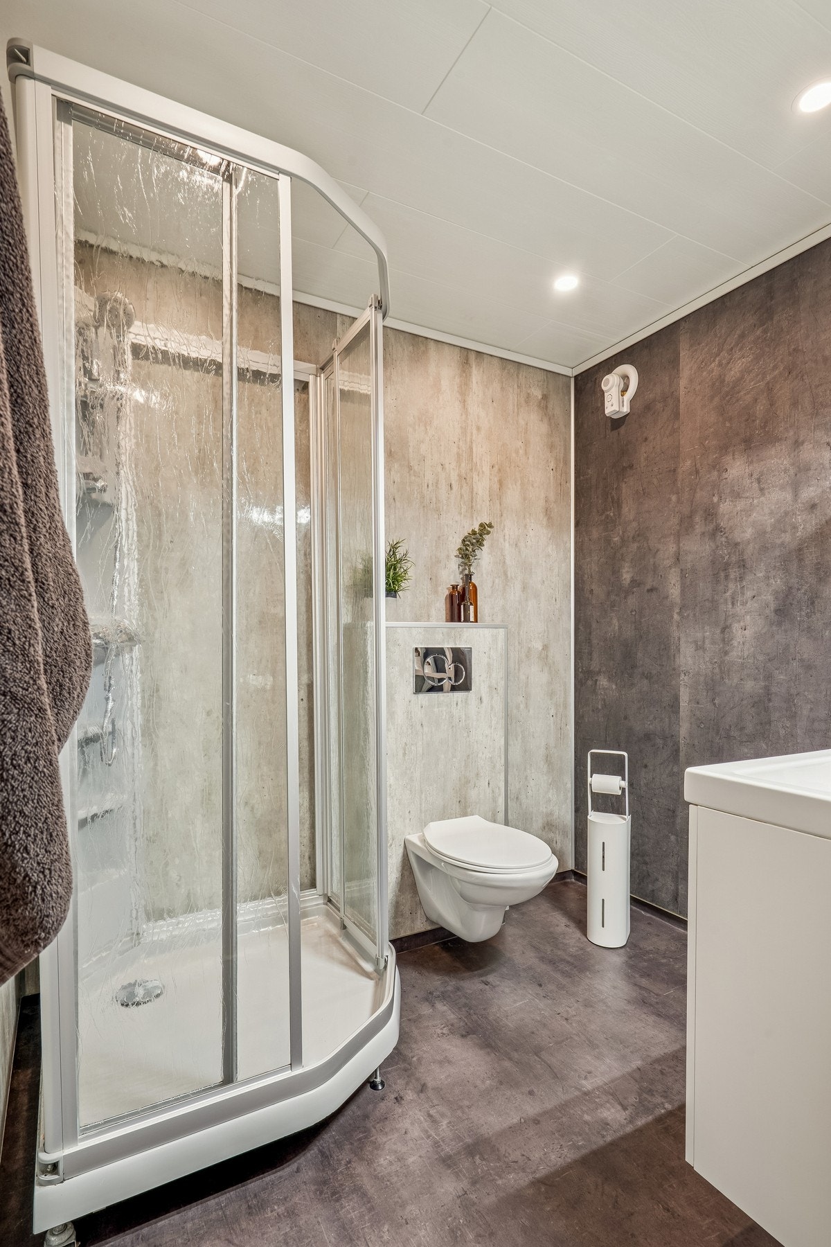 Nyoppusset bad i sokkeletasje Galleribilde