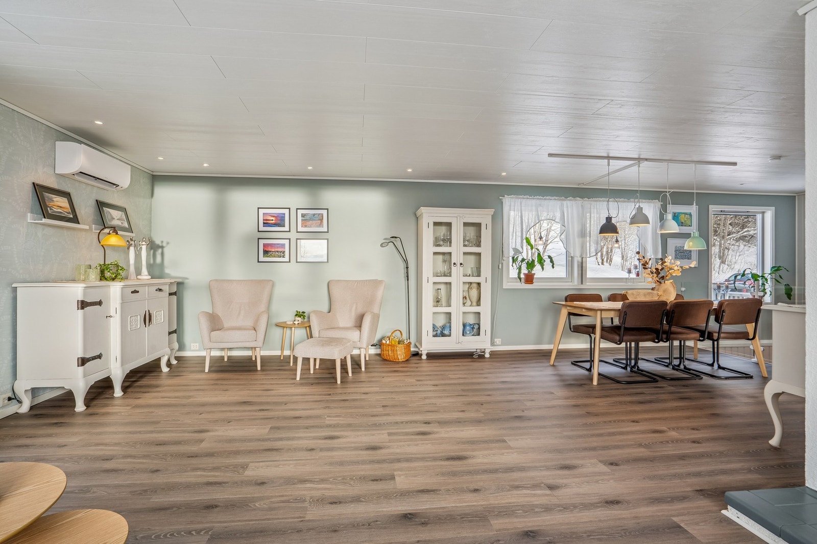 Romslig stue med plass til stort spisebord Galleribilde