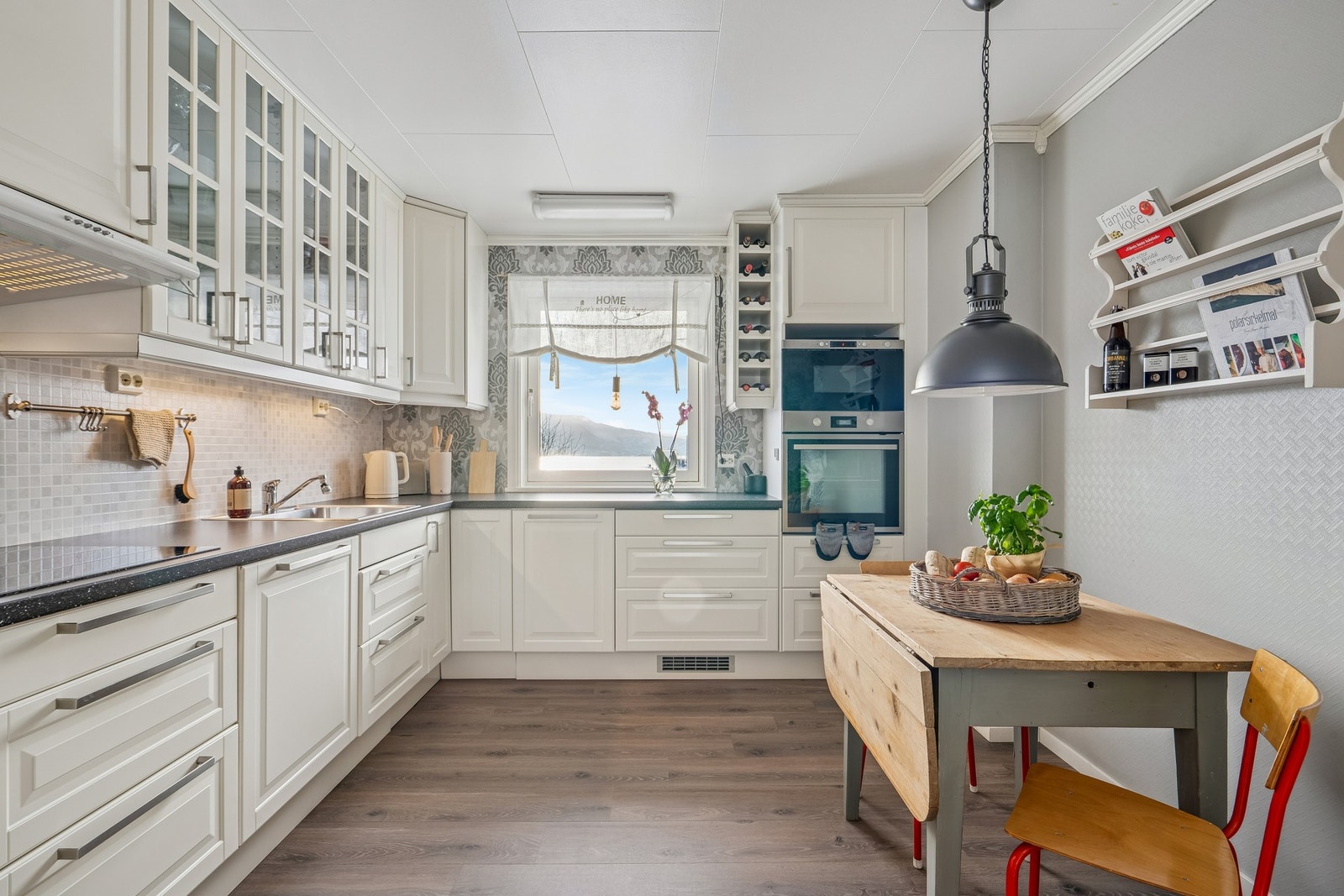 Plass til kjøkkenbord om man ønsker Galleribilde