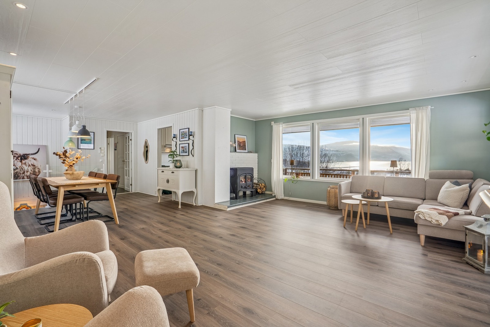 Romslig familiebolig over to plan med garasje Galleribilde