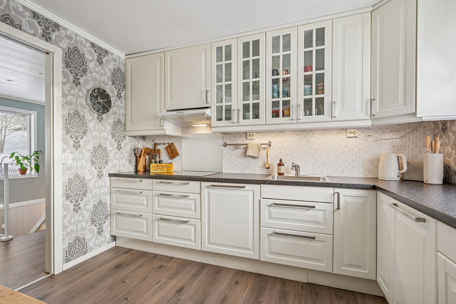 Pent kjøkken med integrerte hvitevarer Galleribilde