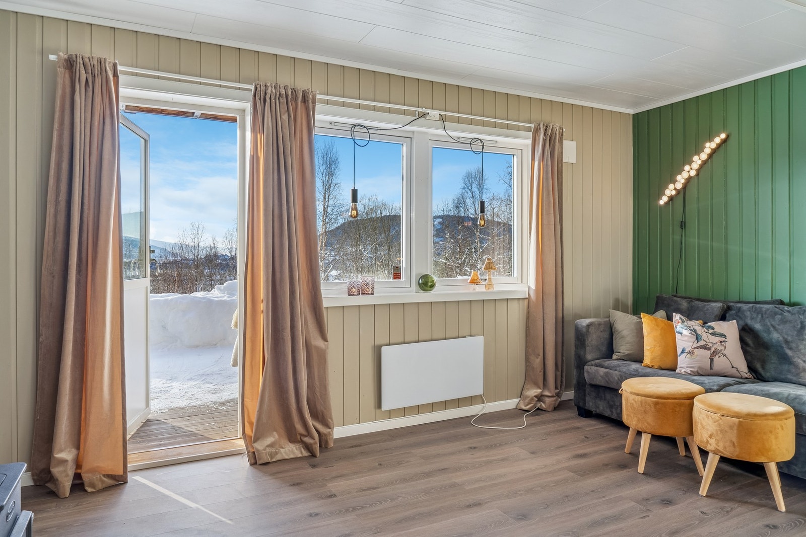 Utgang til hage fra stua i sokkeletasjen Galleribilde