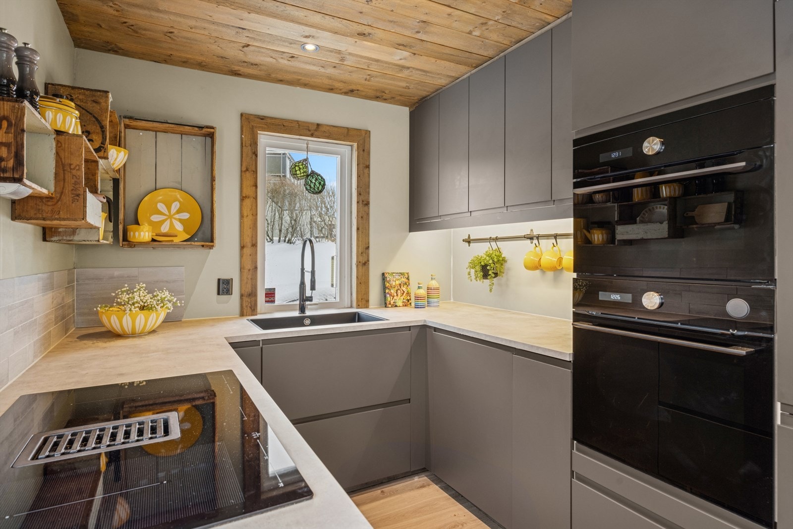 Kjøkkenet ble satt inn i 2021 og har integrerte hvitevarer. Galleribilde