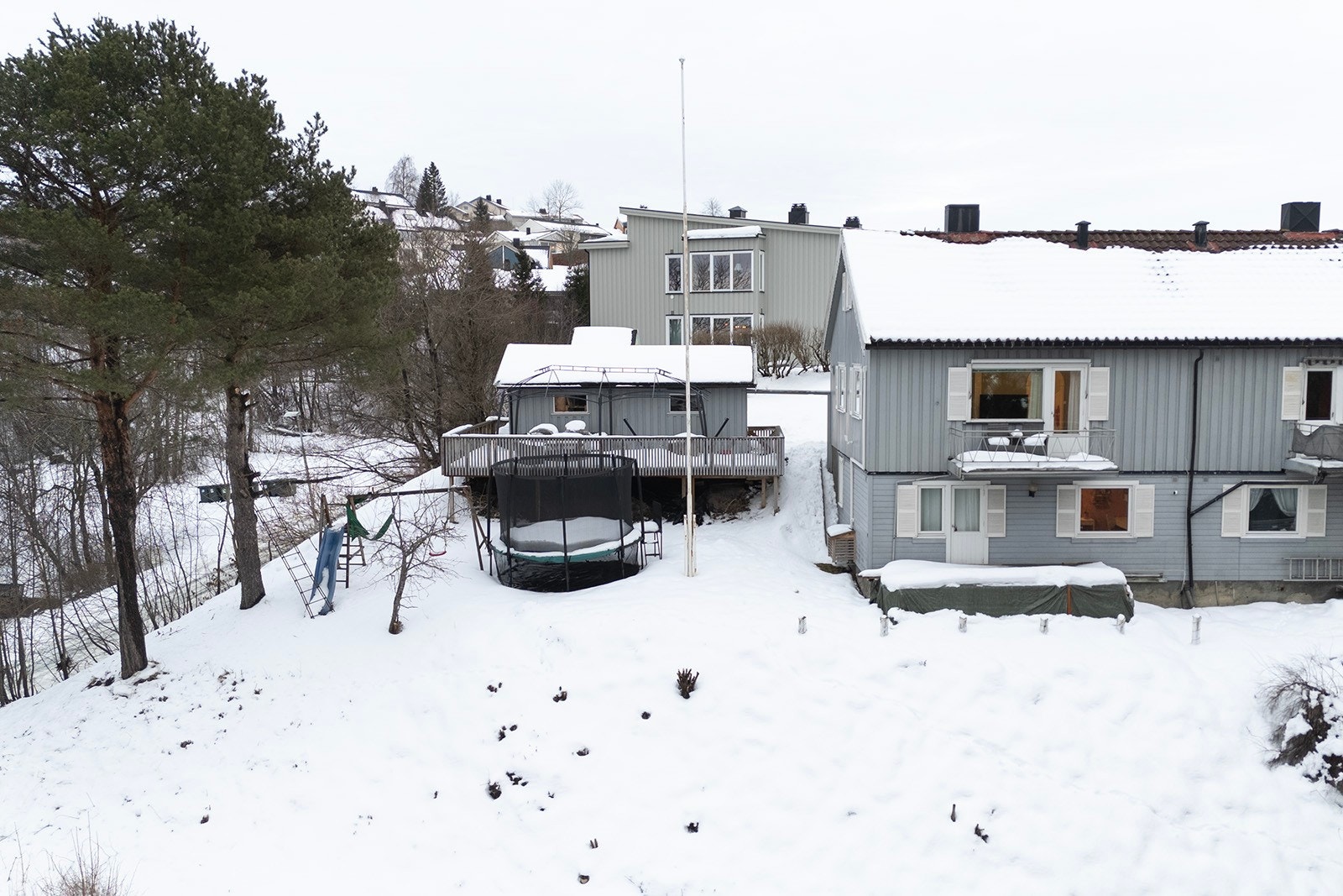 Her er det skjermet, men samtidig sentralt med kort vei til sentrum med gode kommunikasjonsmuligheter. Videre er det kort vei til dagligvare og kun en liten spasertur til Estenstadmarka som byr på flotte rekreasjonsområder året rundt. Galleribilde
