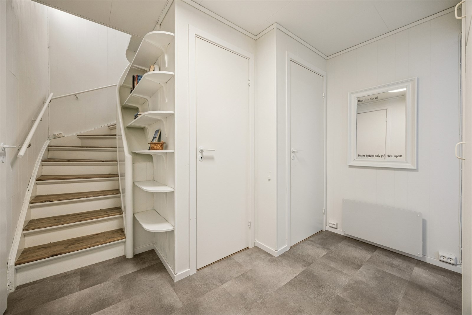 Trappegang ned til kjeller. Galleribilde