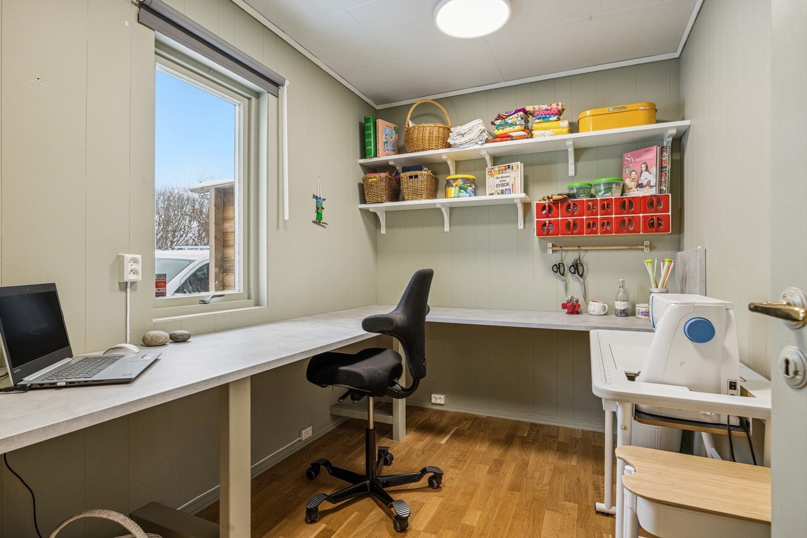 Kjekt kontor med smart innredning. Galleribilde