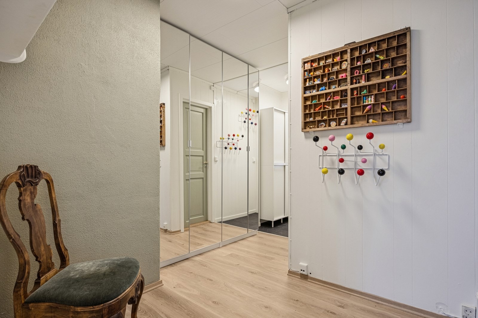 Velkommen inn! Lys og hyggelig entré med god innebygget skyvedørsgarderobe. Galleribilde