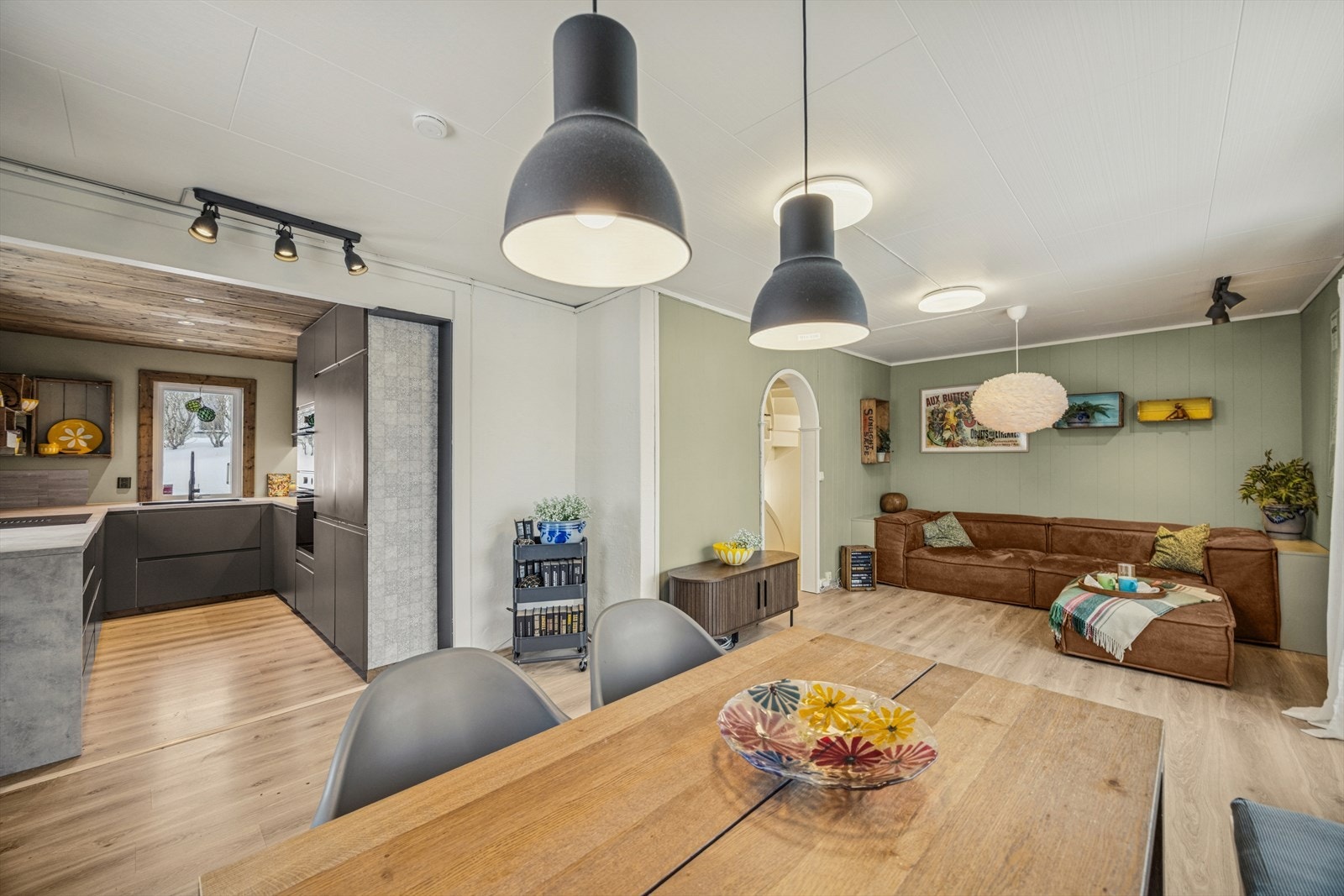 Kjøkkenet er i en delvis åpen løsning mot stue/spisestue. Galleribilde