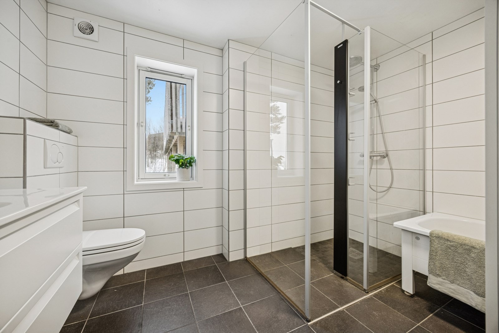 Delikat flislagt bad med behagelige varmekabler i gulv. Galleribilde