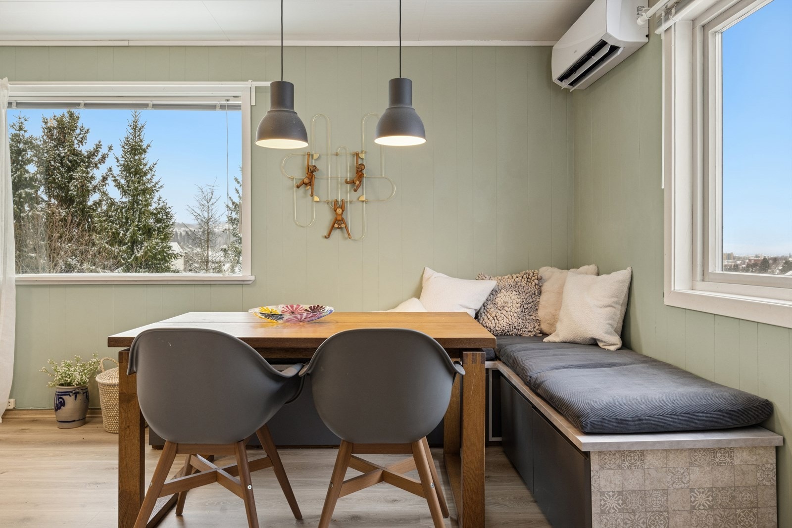 Plassbygd sittenisje som står i stil med kjøkkenet. Dette medfølger i handelen. Galleribilde