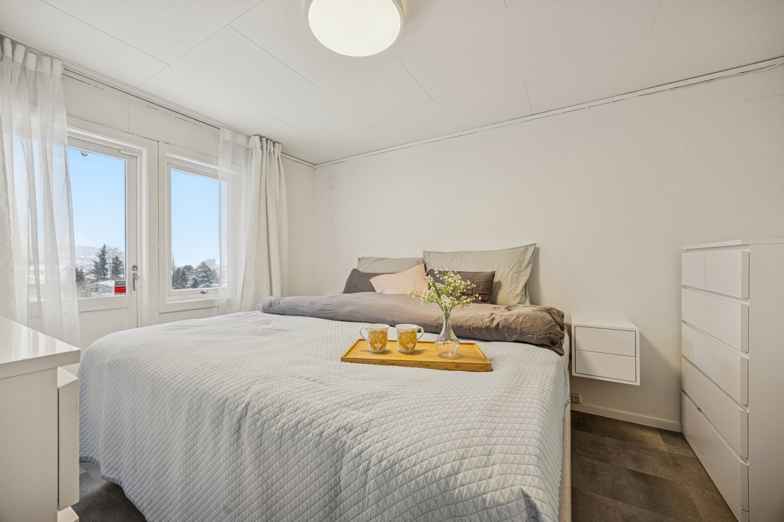 Romslig hovedsoverom med god plass for dobbeltseng, nattbord og garderobe. Galleribilde