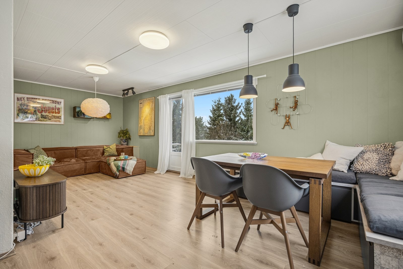 Vi beveger oss videre inn i en lys og innbydende stue. Galleribilde