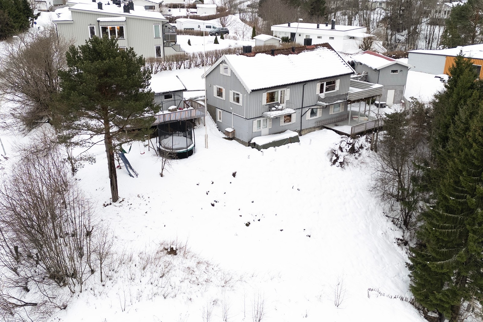 Boligen ligger vertikaldelt og går over 3 plan. Tomten ligger skjermet og privat og er 766,8 m². Galleribilde