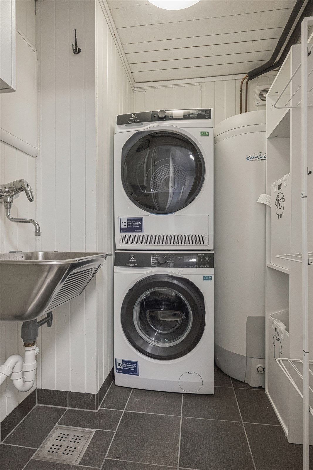 Praktisk vaskerom med opplegg for både vaskemaskin og tørketrommel. Galleribilde
