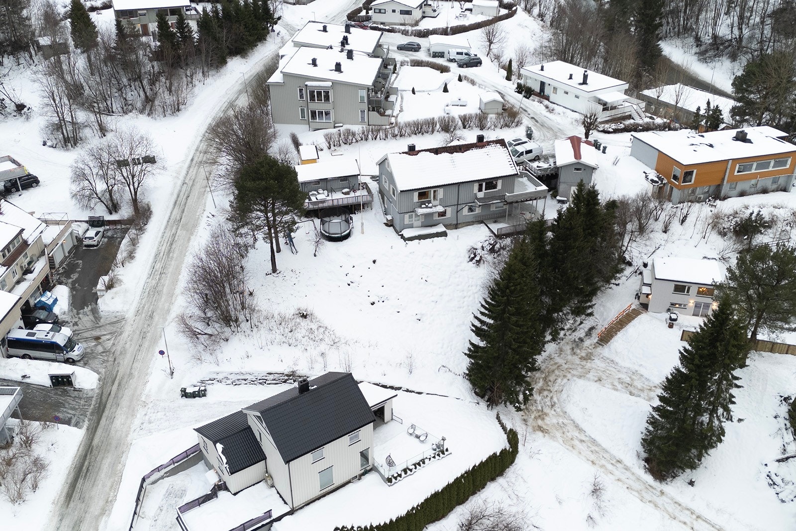 I nærområdet finner man flere barnehager, bl. a. Utleira, Øvre Stubban, Risvollan, Sollia og Spiren barnehage. Boligen sogner til Nidarvoll barneskole og Sunnland Ungdomsskole. Galleribilde