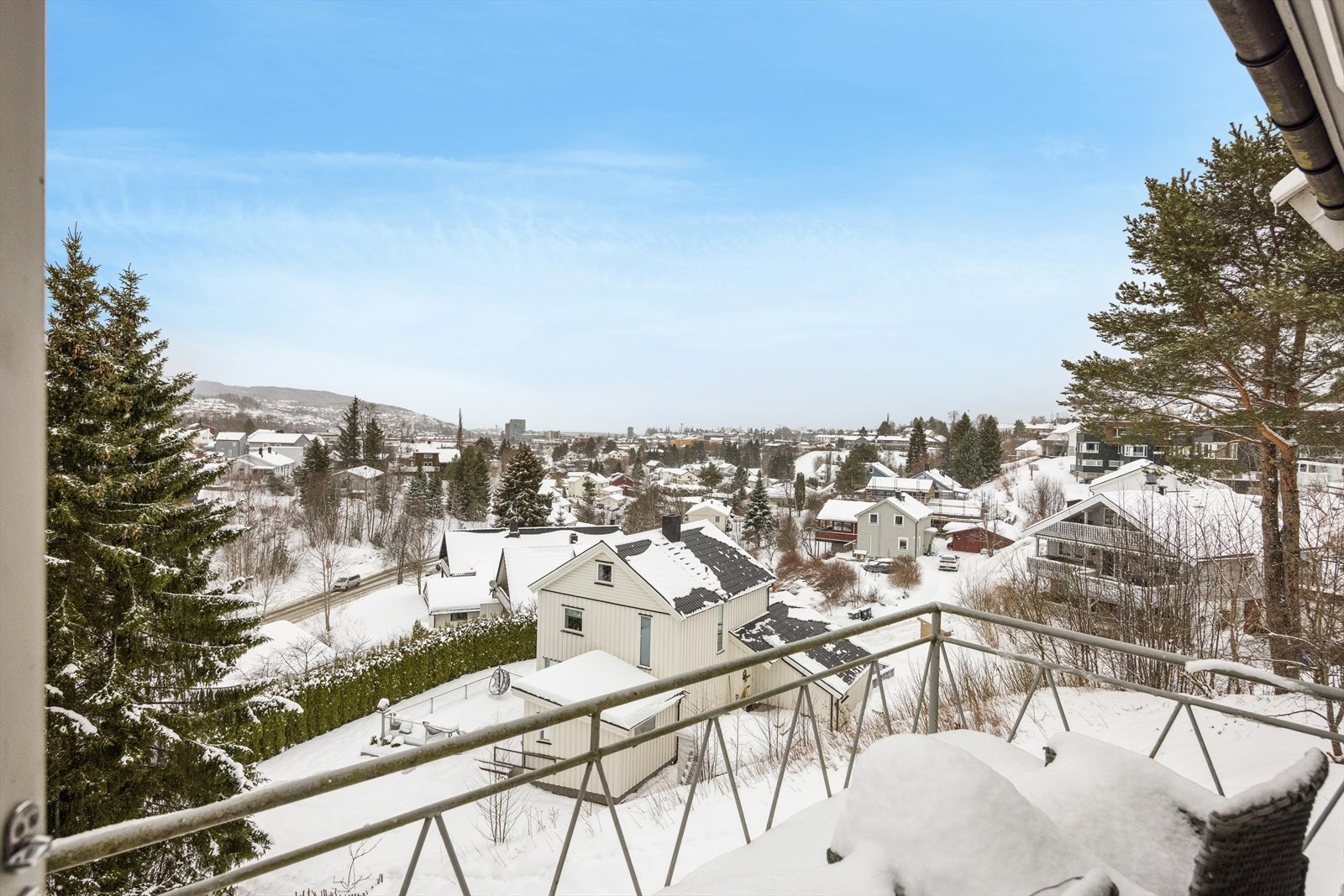 Luftig utsikt og ettermiddags-/ kveldssol. Denne utsikten blir man ikke lei av! Galleribilde