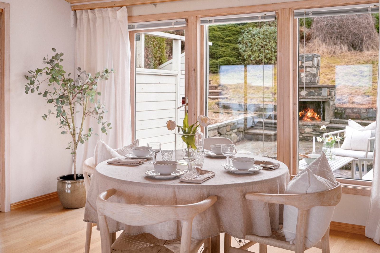 Fra spisestuen har du direkte tilgang til den hyggelige terrassen og uteområdet. Galleribilde