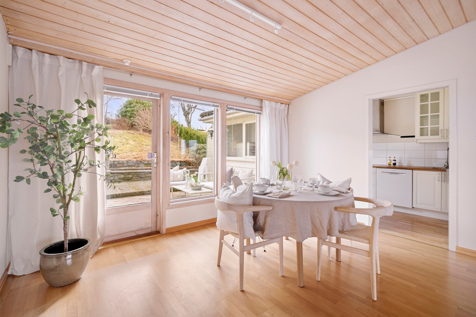 Like ved spisestuen finner du kjøkkenet. Galleribilde