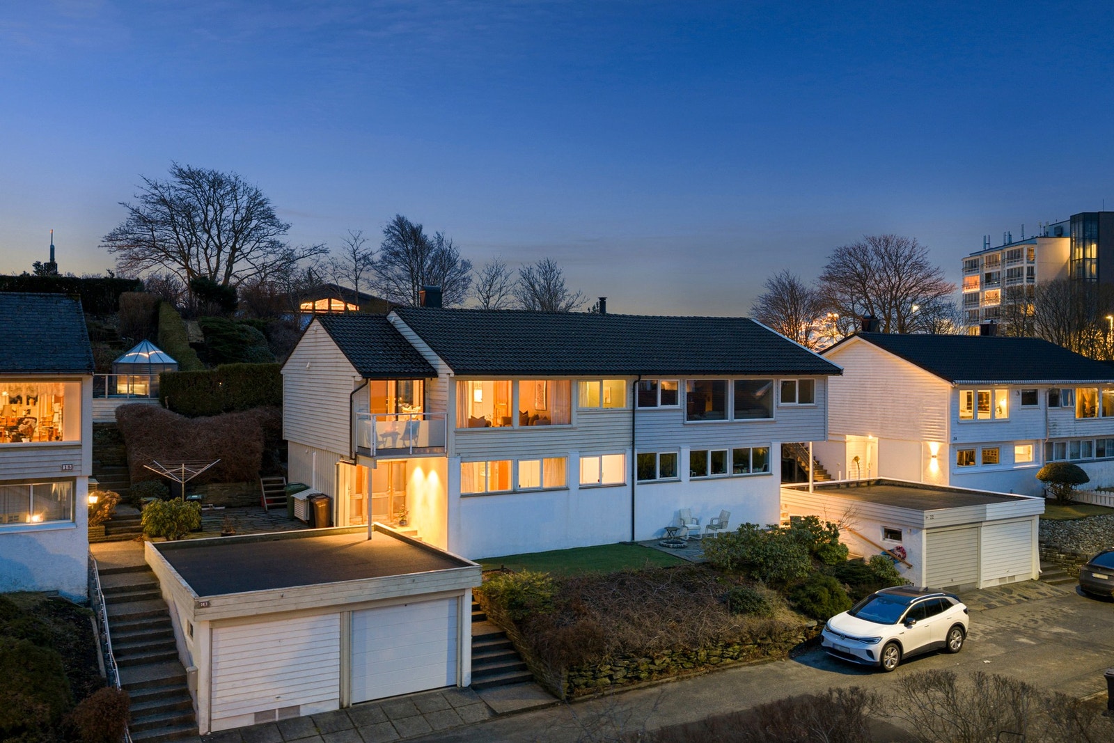 En romslig og familievennlig bolig med flott utsikt og gode solforhold på attraktive Vardeneset. Galleribilde