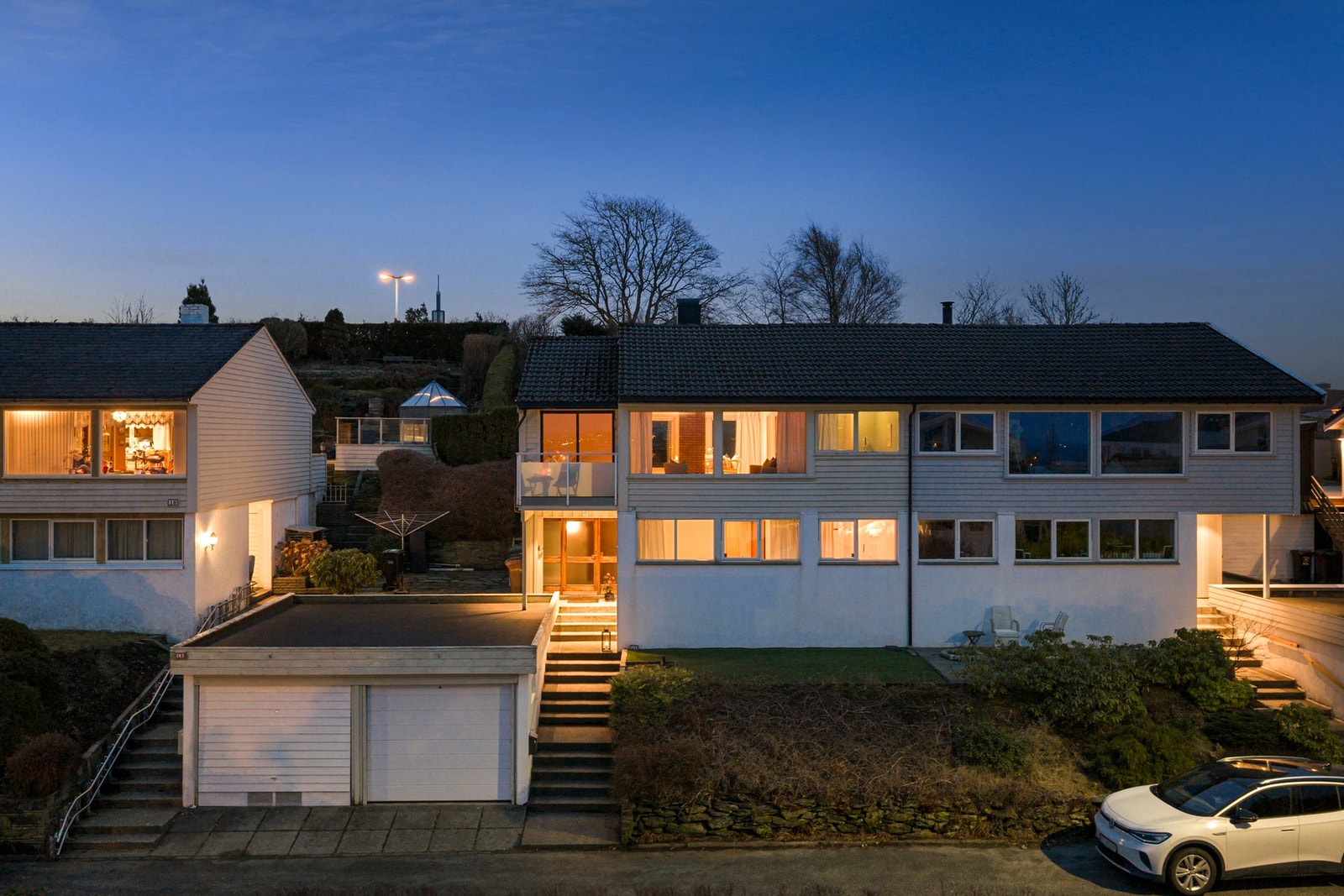 Eiendommen ligger i et svært attraktivt og veletablert boligområde i Vardenes bydel på Tasta. Galleribilde