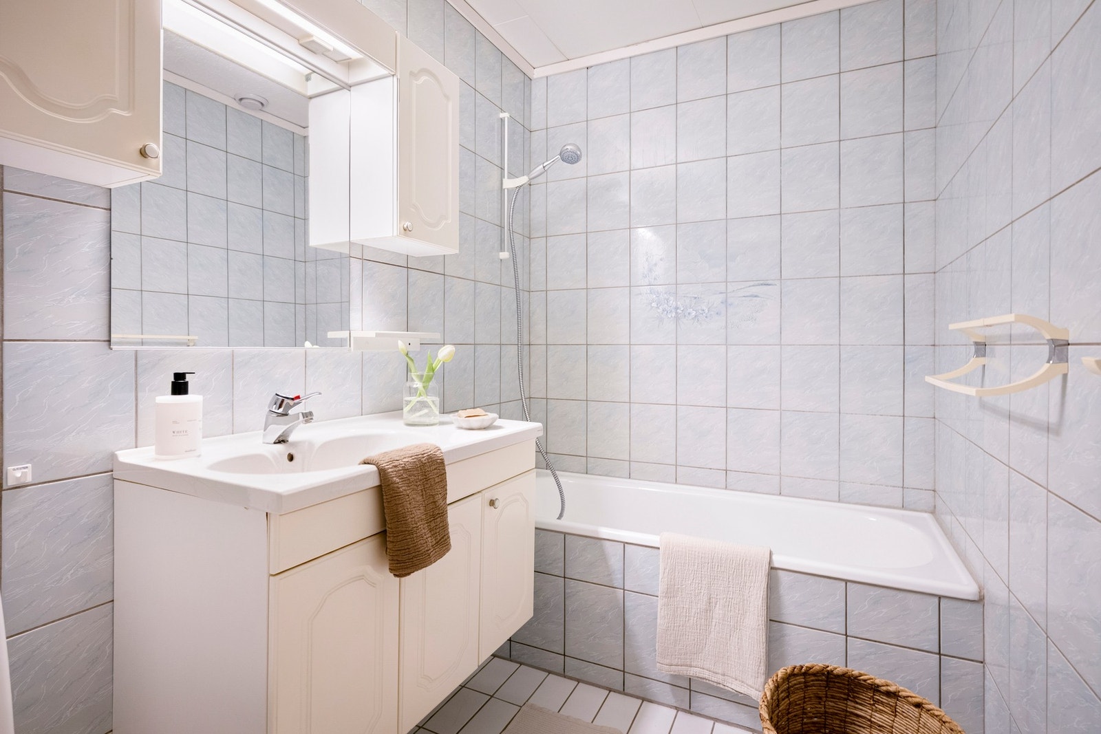 Badet er utstyrt med toalett, servant med innredning og innebygget badekar. Galleribilde