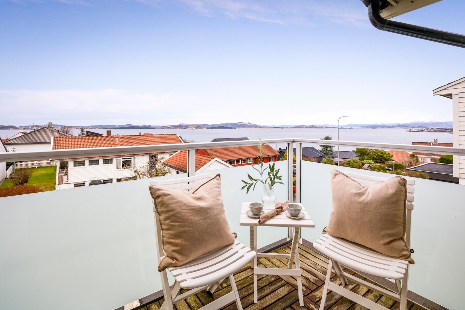 Her kan man nyte flott utsikt over nærområdet og sjøen. Galleribilde