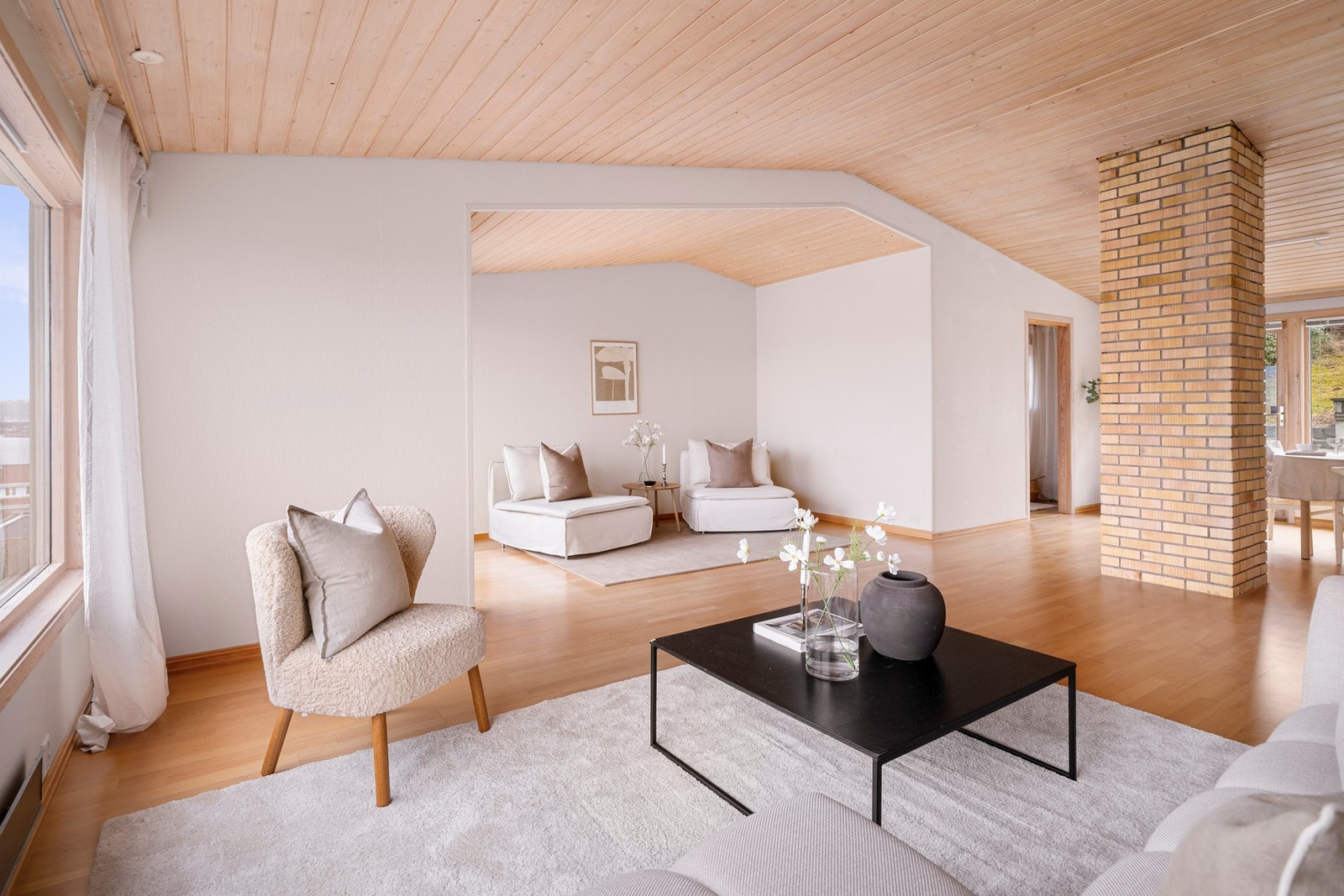 Boligen er senere utvidet med et tilbygg som har gitt økt bruksareal samt etablert balkong. Galleribilde