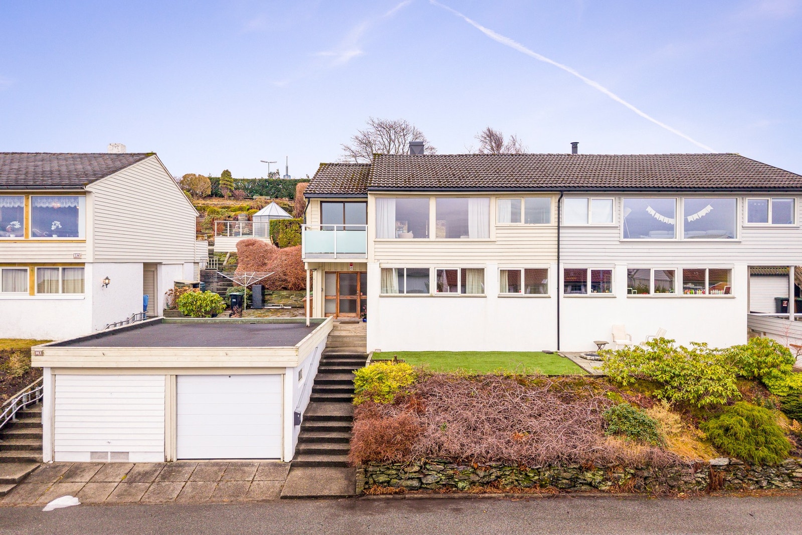 Dagligvarehandelen er enkelt tilgjengelig med Rema 1000 Dusavik kun få minutters gange fra eiendommen. Galleribilde