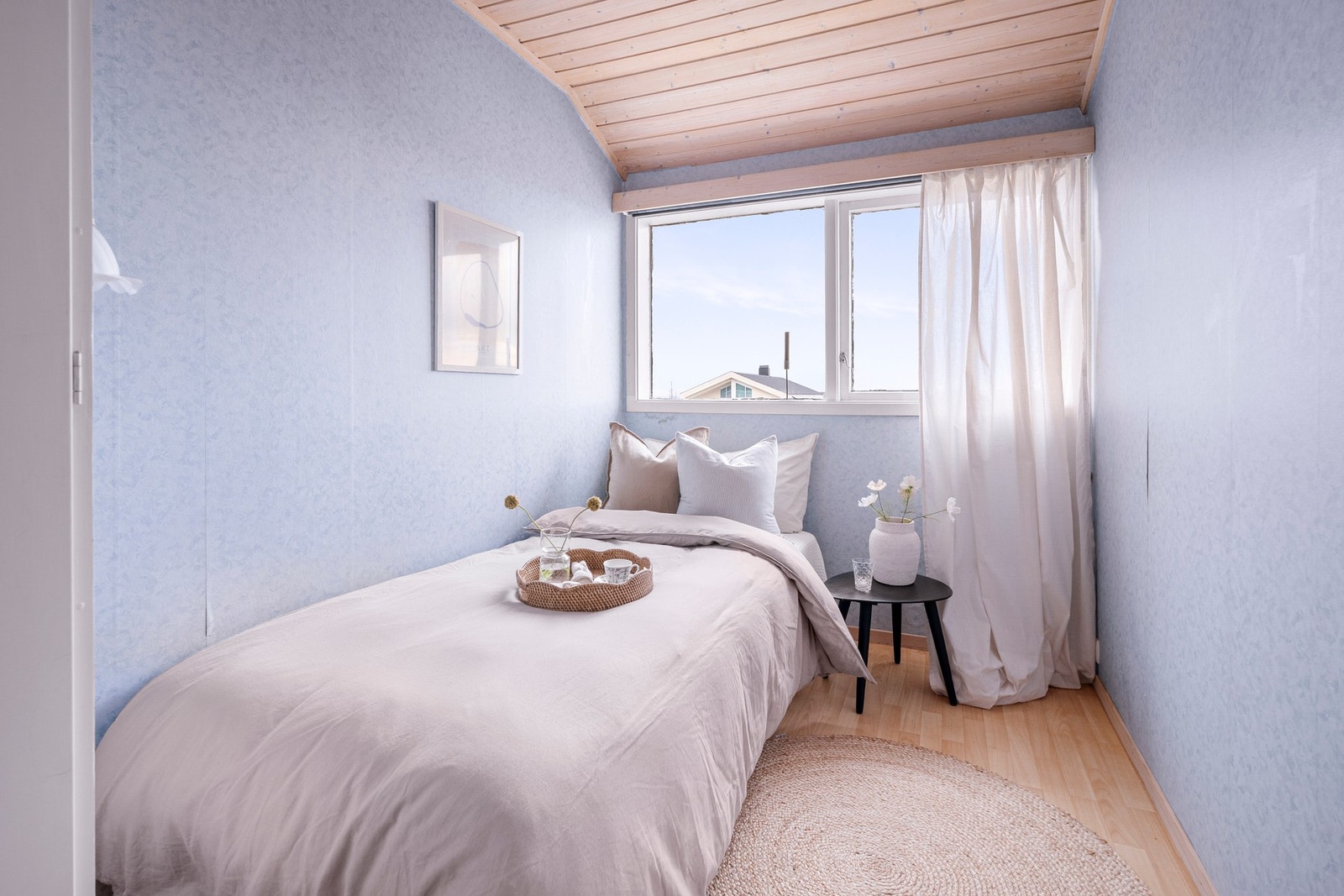 Kombinasjonen av flere soverom og fleksible rom gir en planløsning som passer godt for både familier og de som ønsker ekstra rom til hobby eller arbeid hjemmefra. Galleribilde