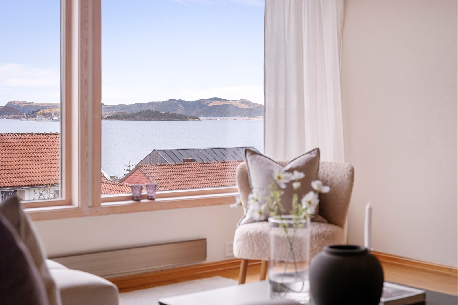 Den flotte utsikten over nærområdet gir en ekstra dimensjon til rommet og bidrar til en behagelig atmosfære. Galleribilde