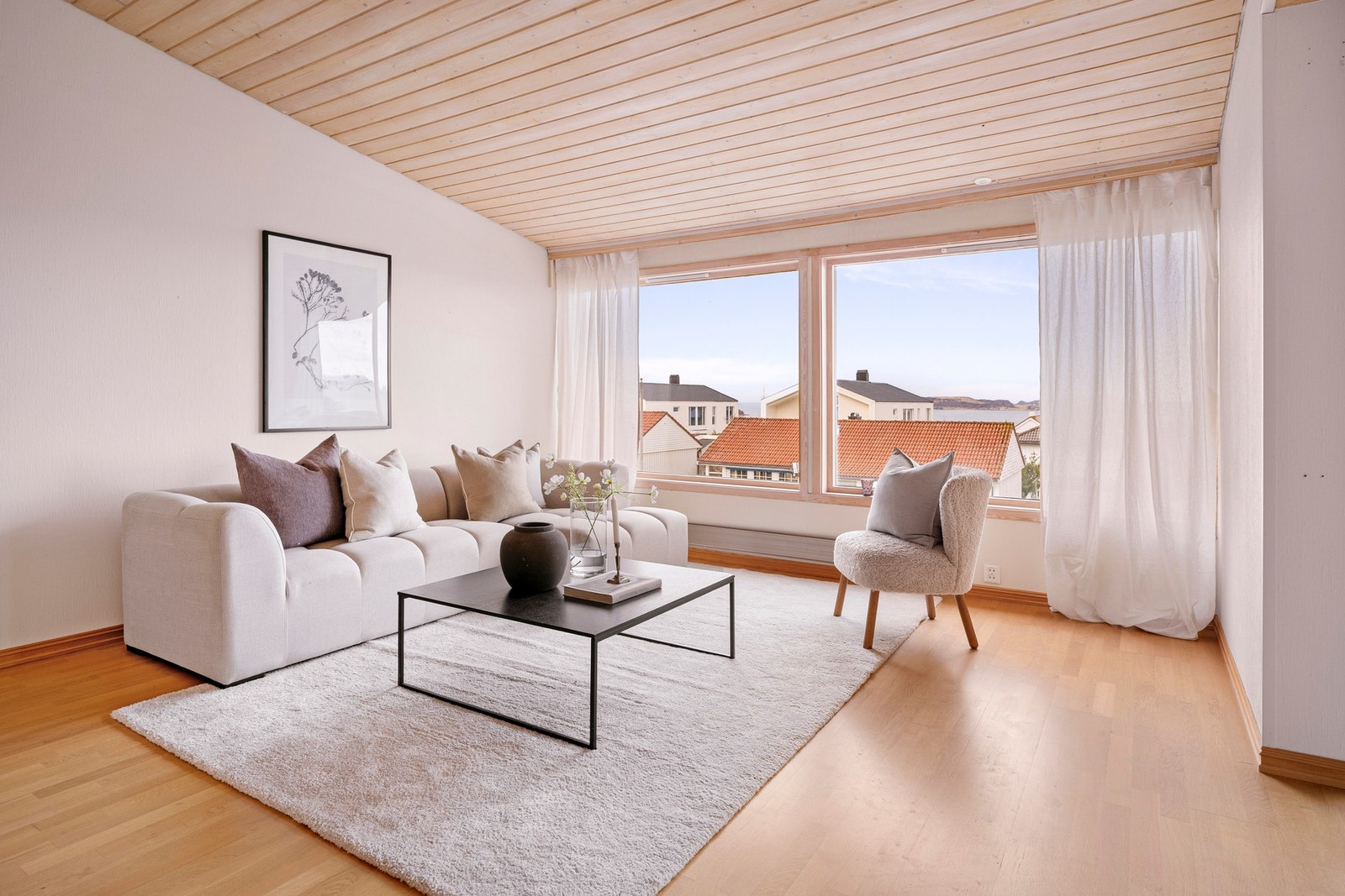 Rommet er luftig og åpent, med god plass til både sofagruppe og stuebord. Galleribilde