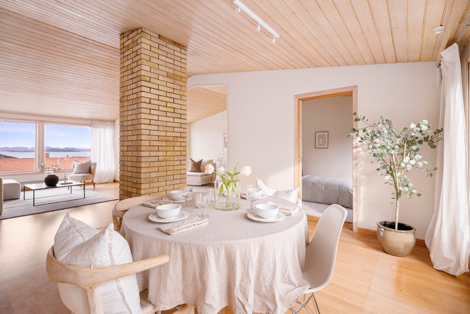 I tilknytning til stuen finner man en hyggelig spisestue med naturlig plass til større spisebord. Galleribilde