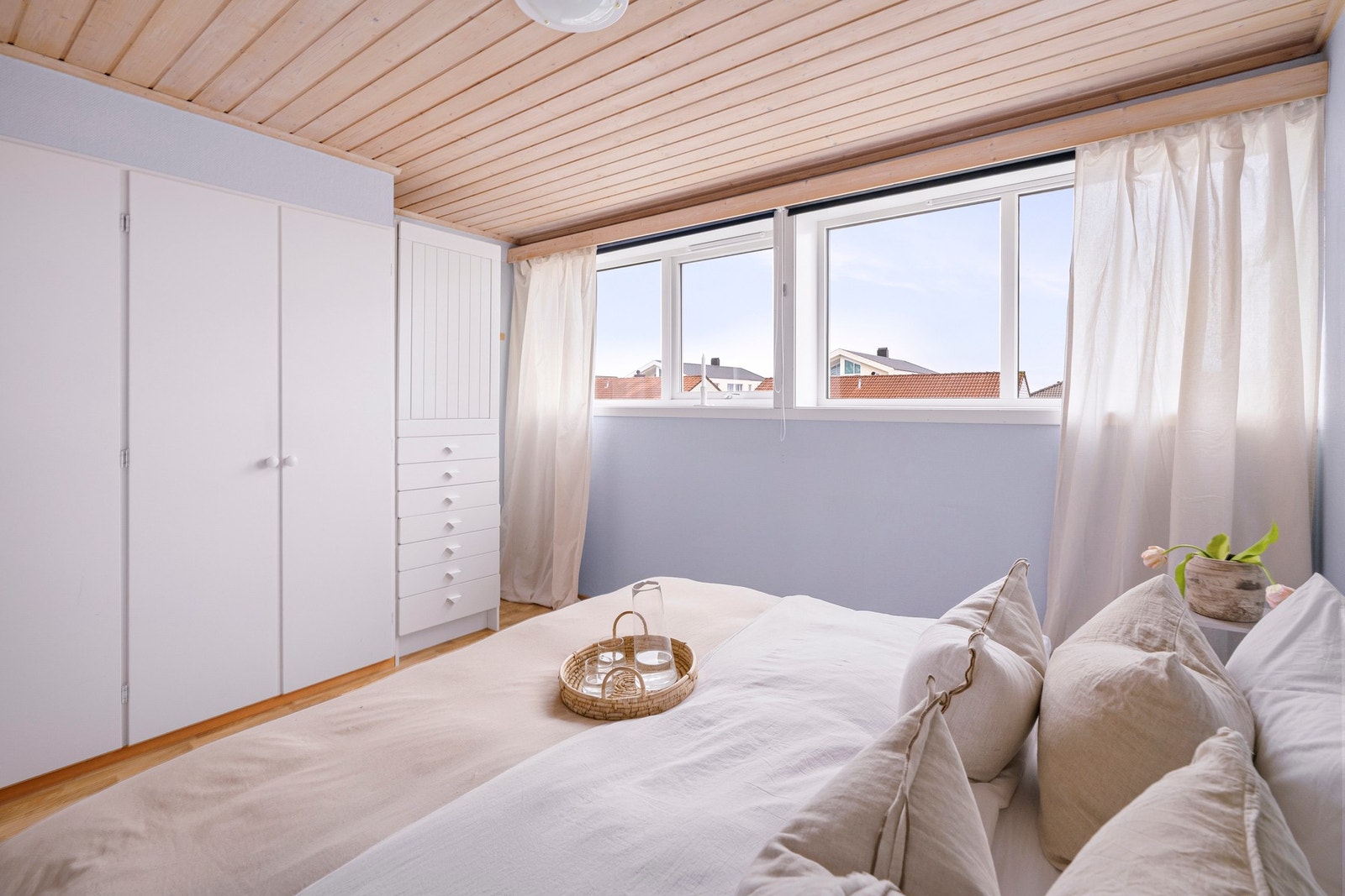 Hovedsoverommet er stort og har god plass til dobbeltseng, nattbord og stor garderobeløsning. Galleribilde